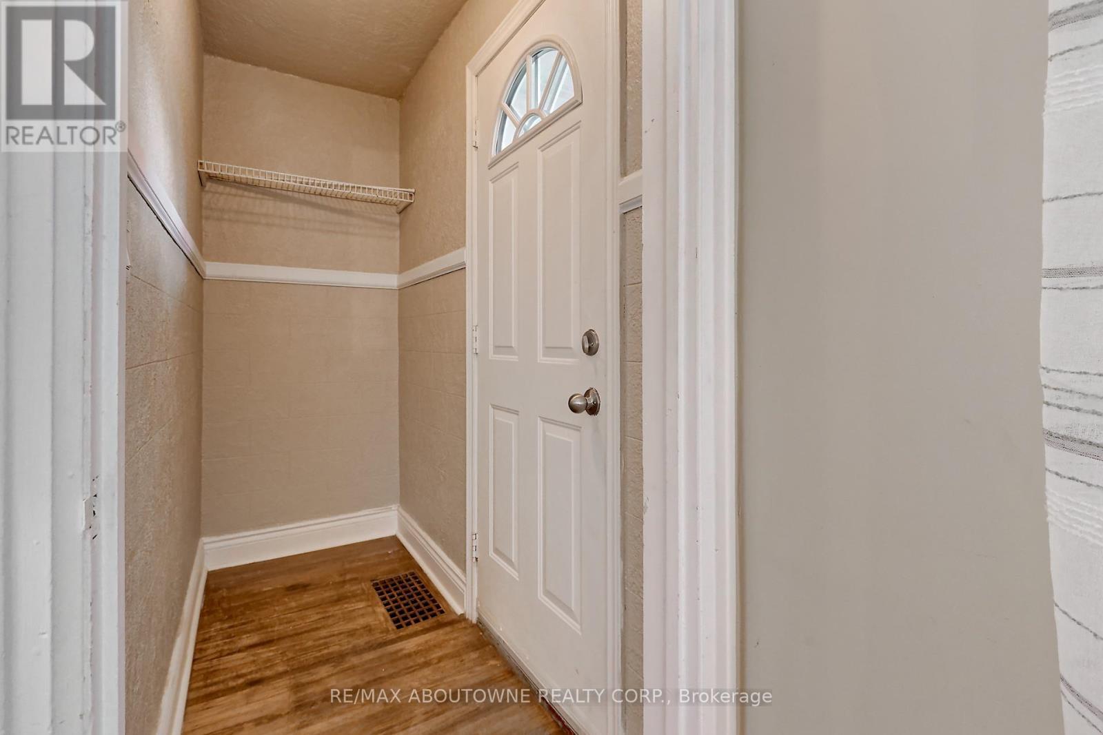 469 Woodland Avenue, Burlington, ON - Indoor