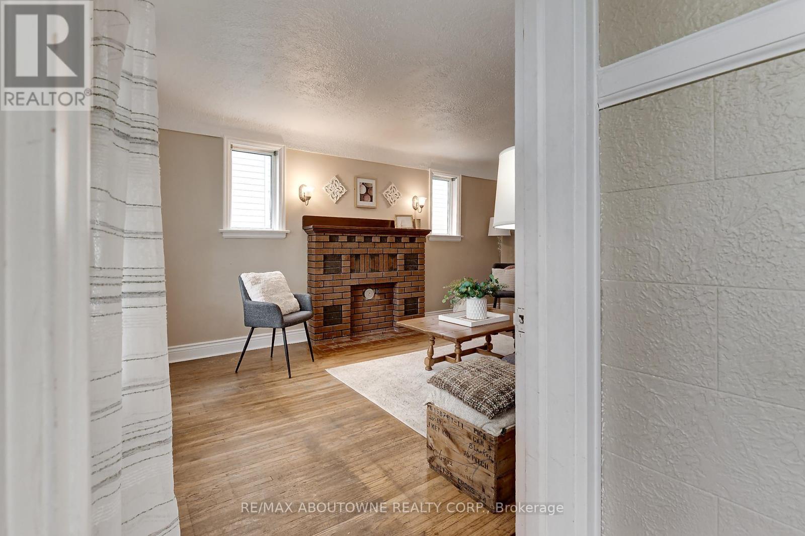 469 Woodland Avenue, Burlington, ON - Indoor