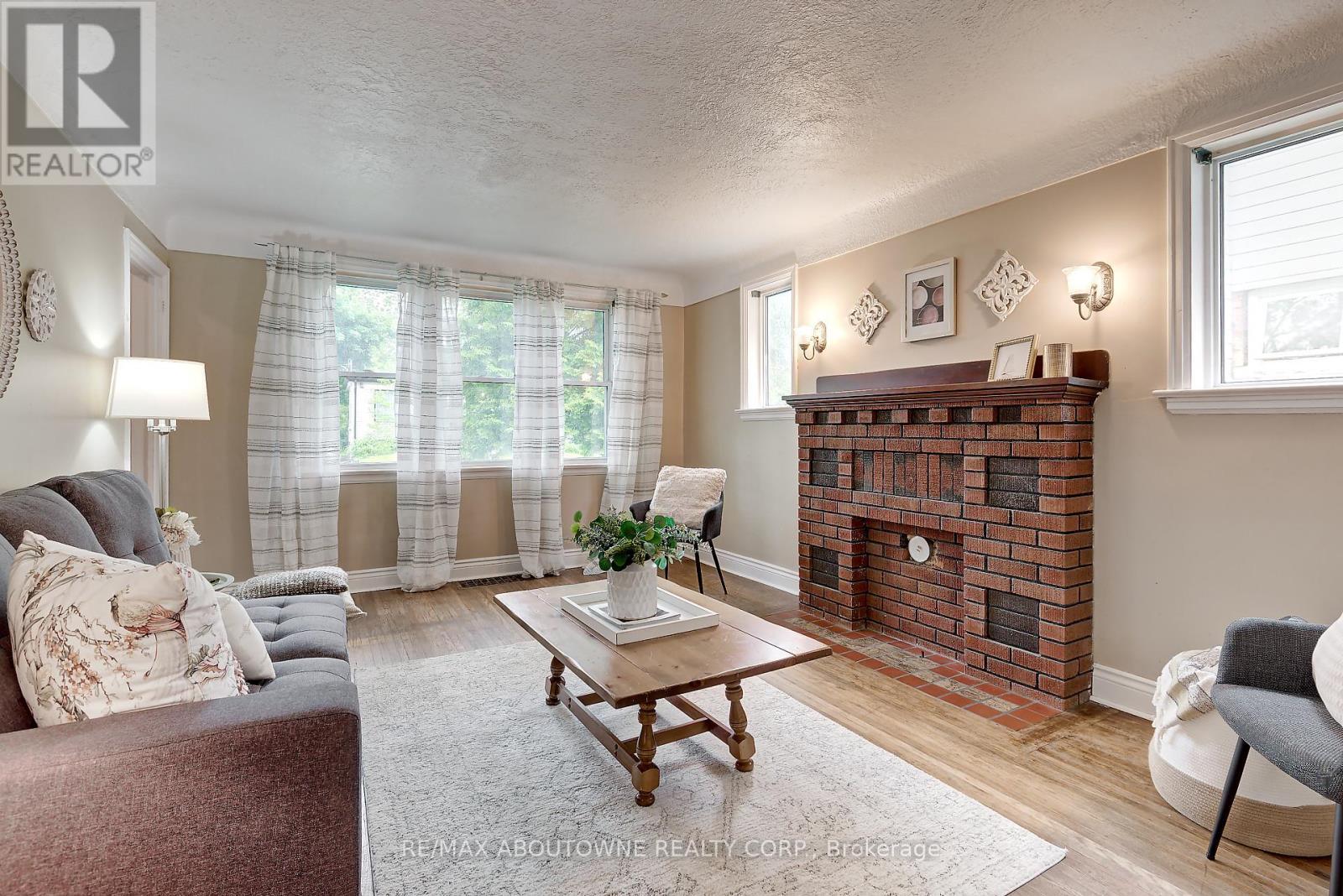 469 Woodland Avenue, Burlington, ON - Indoor Photo Showing Living Room With Fireplace