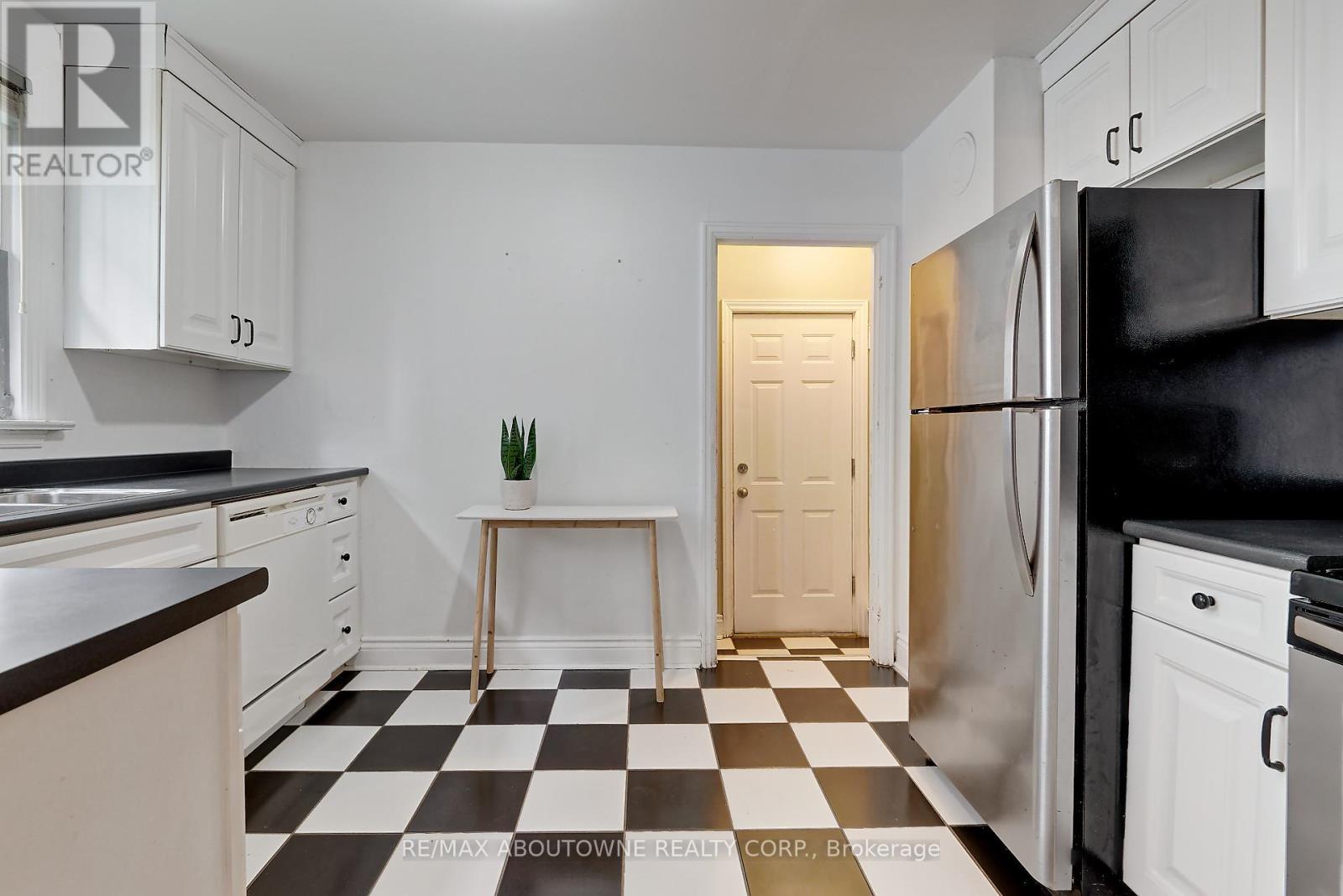 469 Woodland Avenue, Burlington, ON - Indoor Photo Showing Kitchen