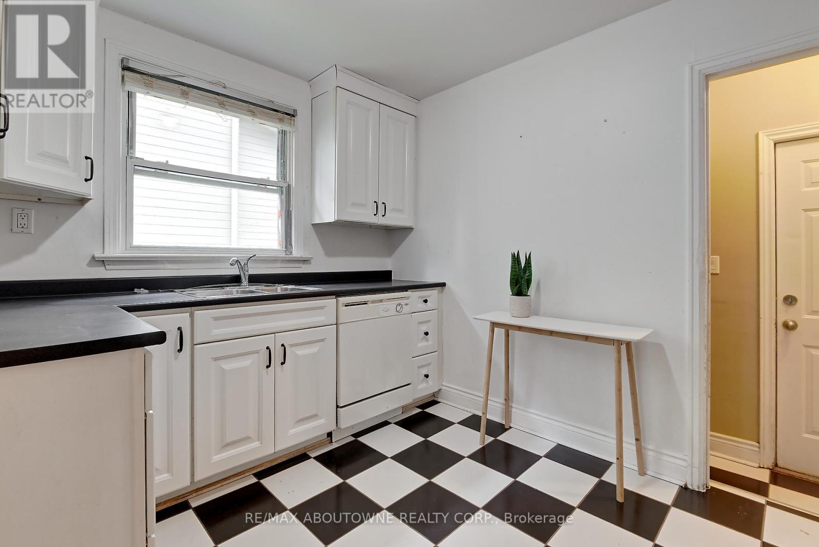 469 Woodland Avenue, Burlington, ON - Indoor Photo Showing Kitchen