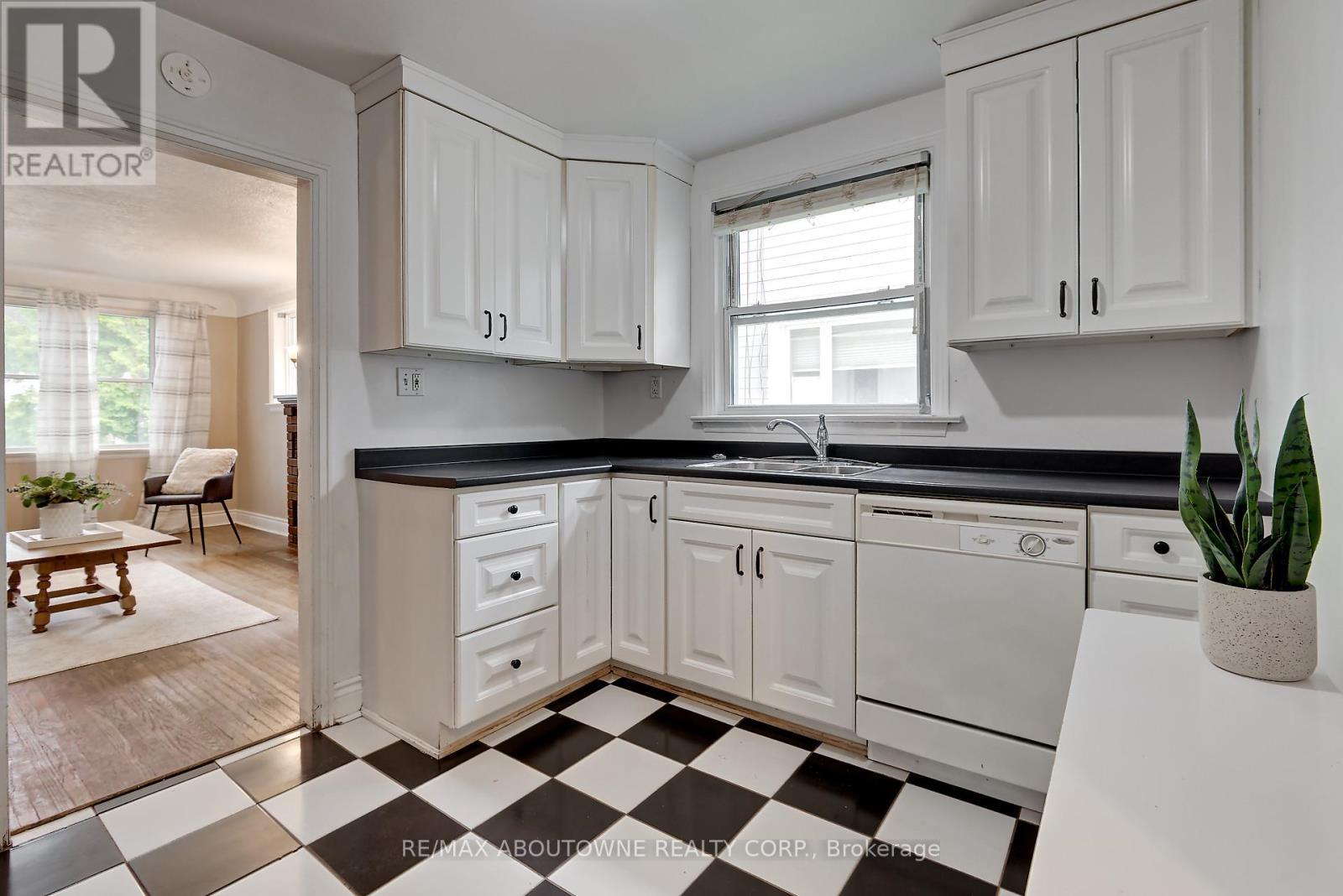 469 Woodland Avenue, Burlington, ON - Indoor Photo Showing Kitchen