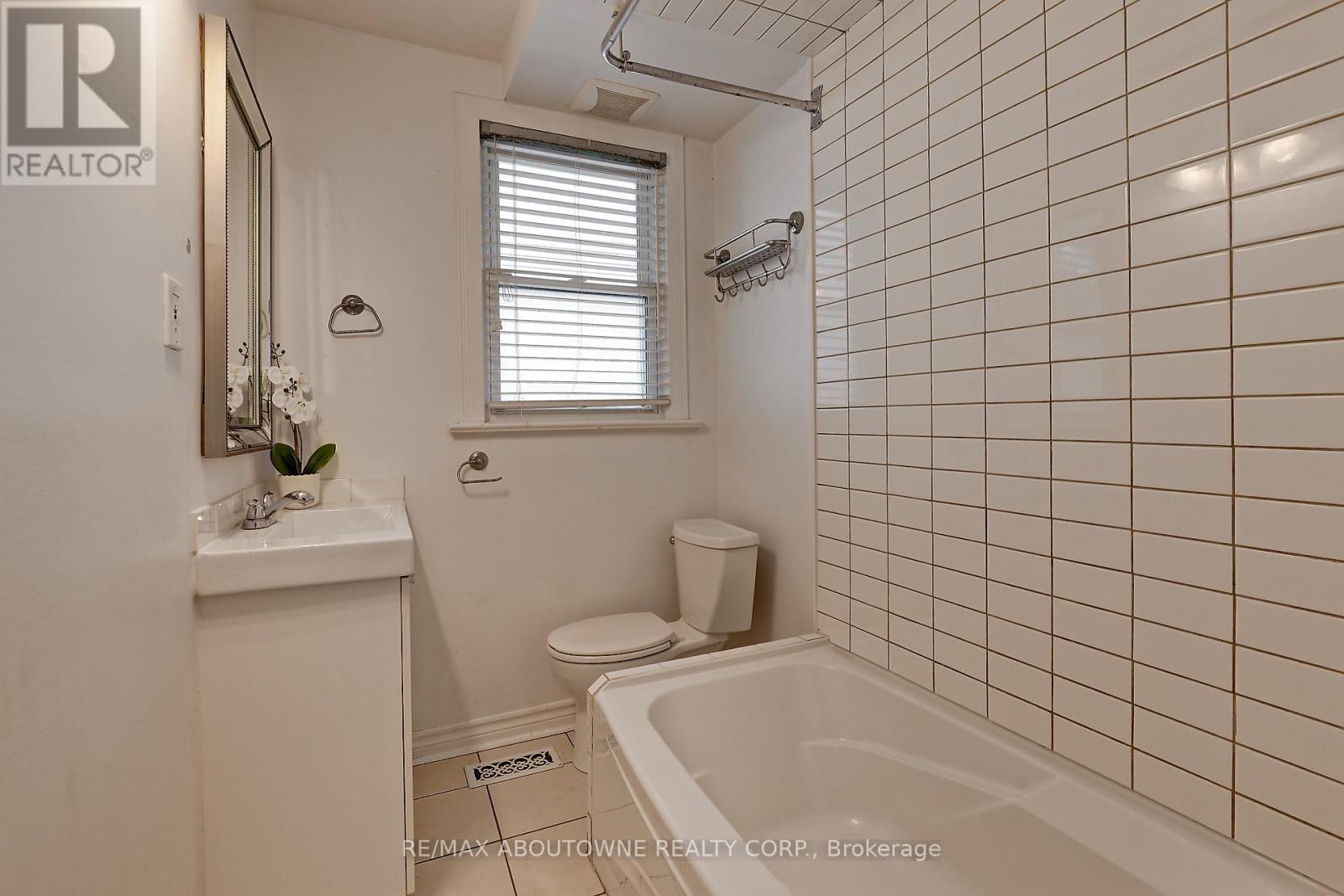 469 Woodland Avenue, Burlington, ON - Indoor Photo Showing Bathroom