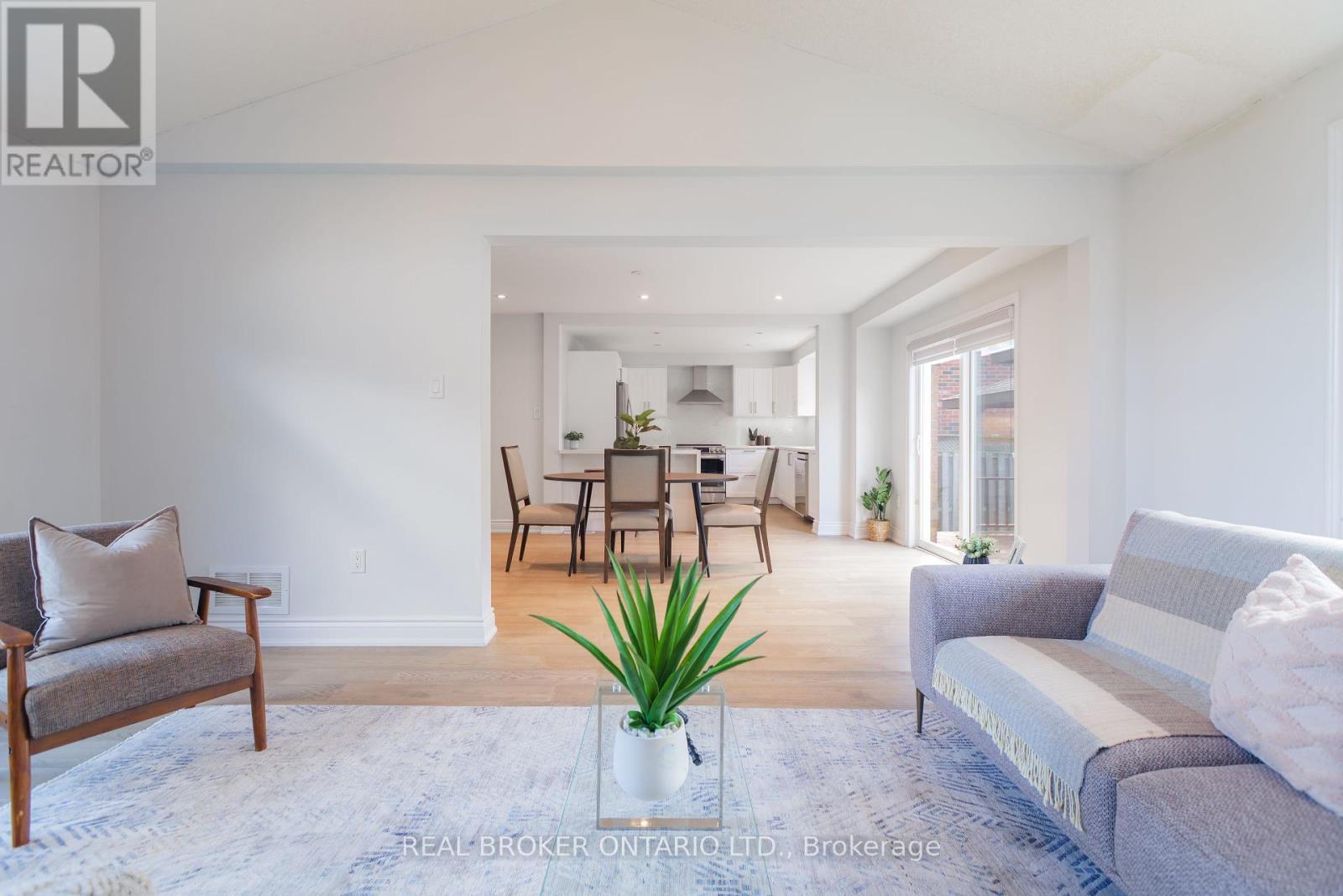 83 Benedict Place, Hamilton, ON - Indoor Photo Showing Living Room