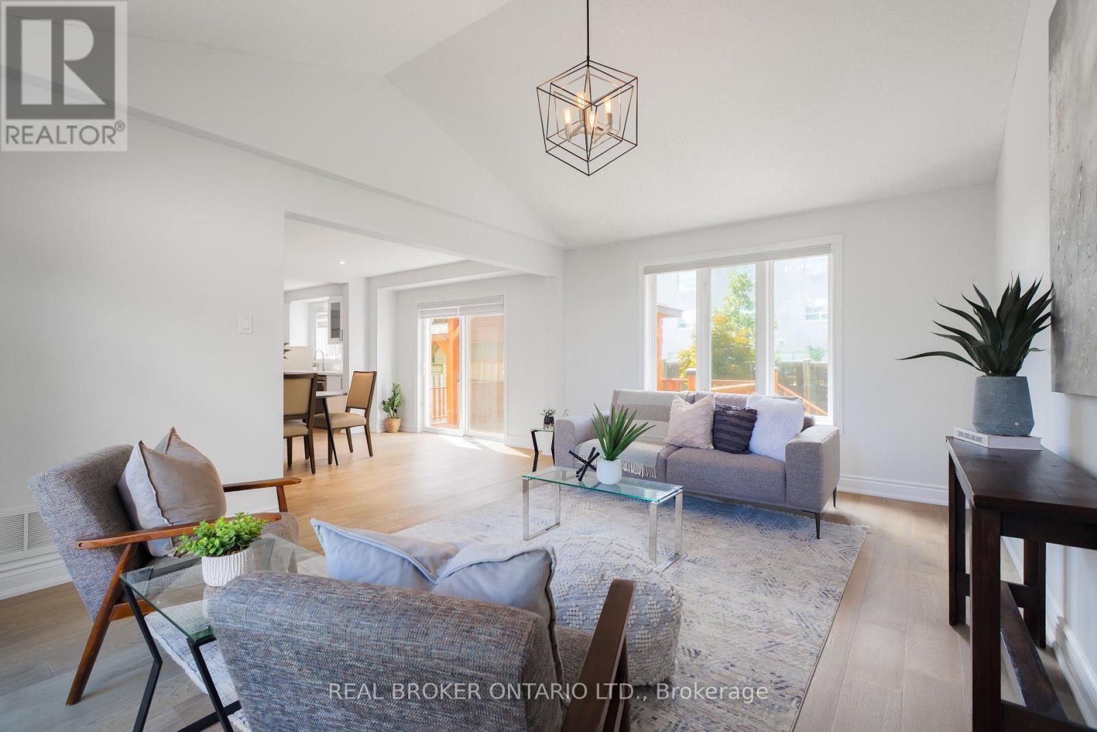 83 Benedict Place, Hamilton, ON - Indoor Photo Showing Living Room