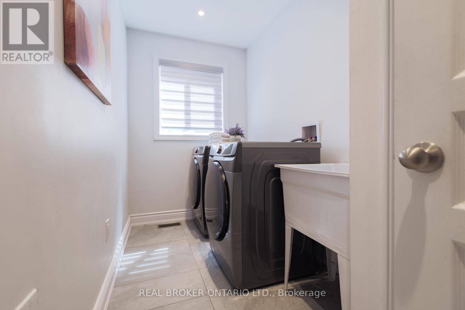 83 Benedict Place, Hamilton, ON - Indoor Photo Showing Laundry Room