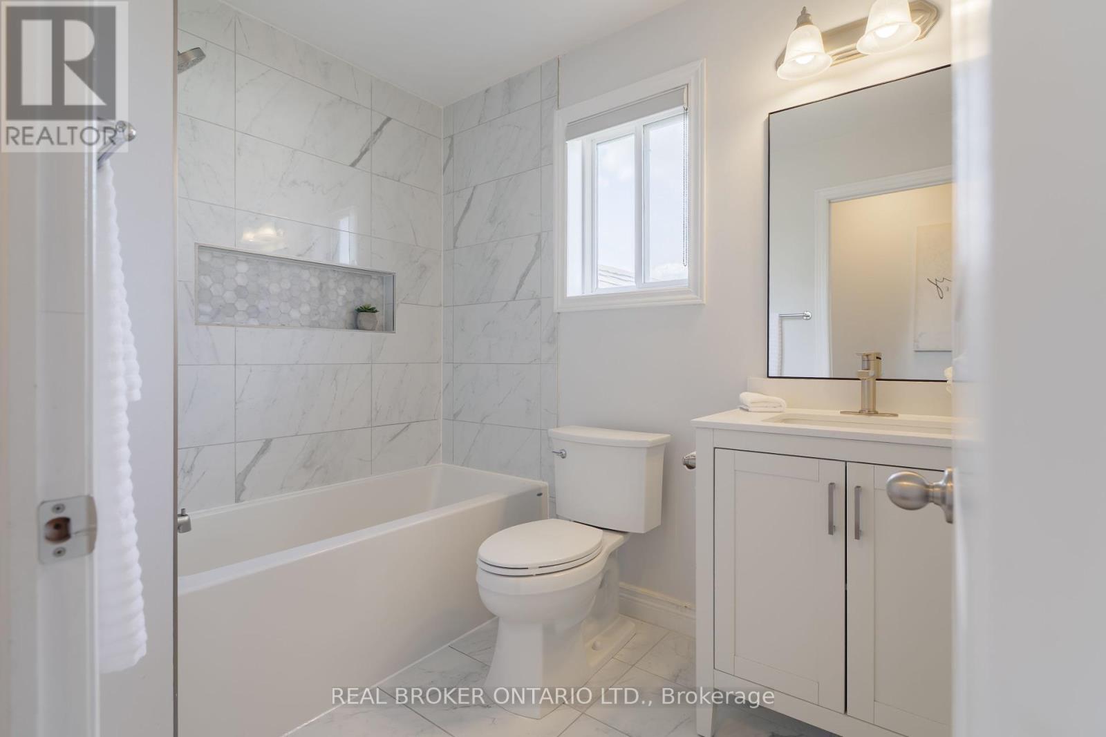 83 Benedict Place, Hamilton, ON - Indoor Photo Showing Bathroom
