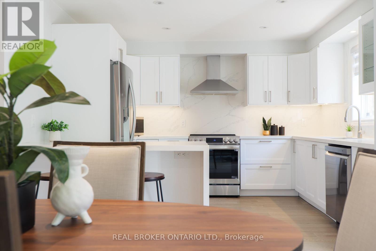 83 Benedict Place, Hamilton, ON - Indoor Photo Showing Kitchen With Stainless Steel Kitchen With Upgraded Kitchen