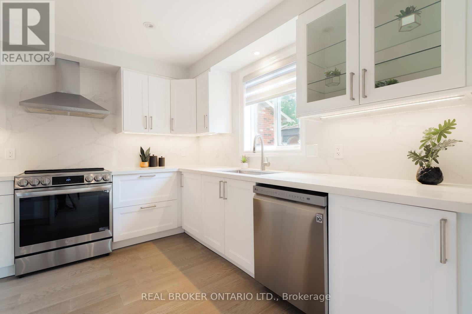 83 Benedict Place, Hamilton, ON - Indoor Photo Showing Kitchen With Stainless Steel Kitchen With Upgraded Kitchen