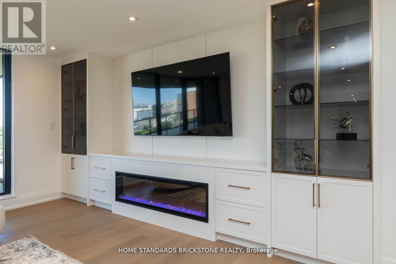 9D - 66 Collier Street, Toronto, ON - Indoor With Fireplace