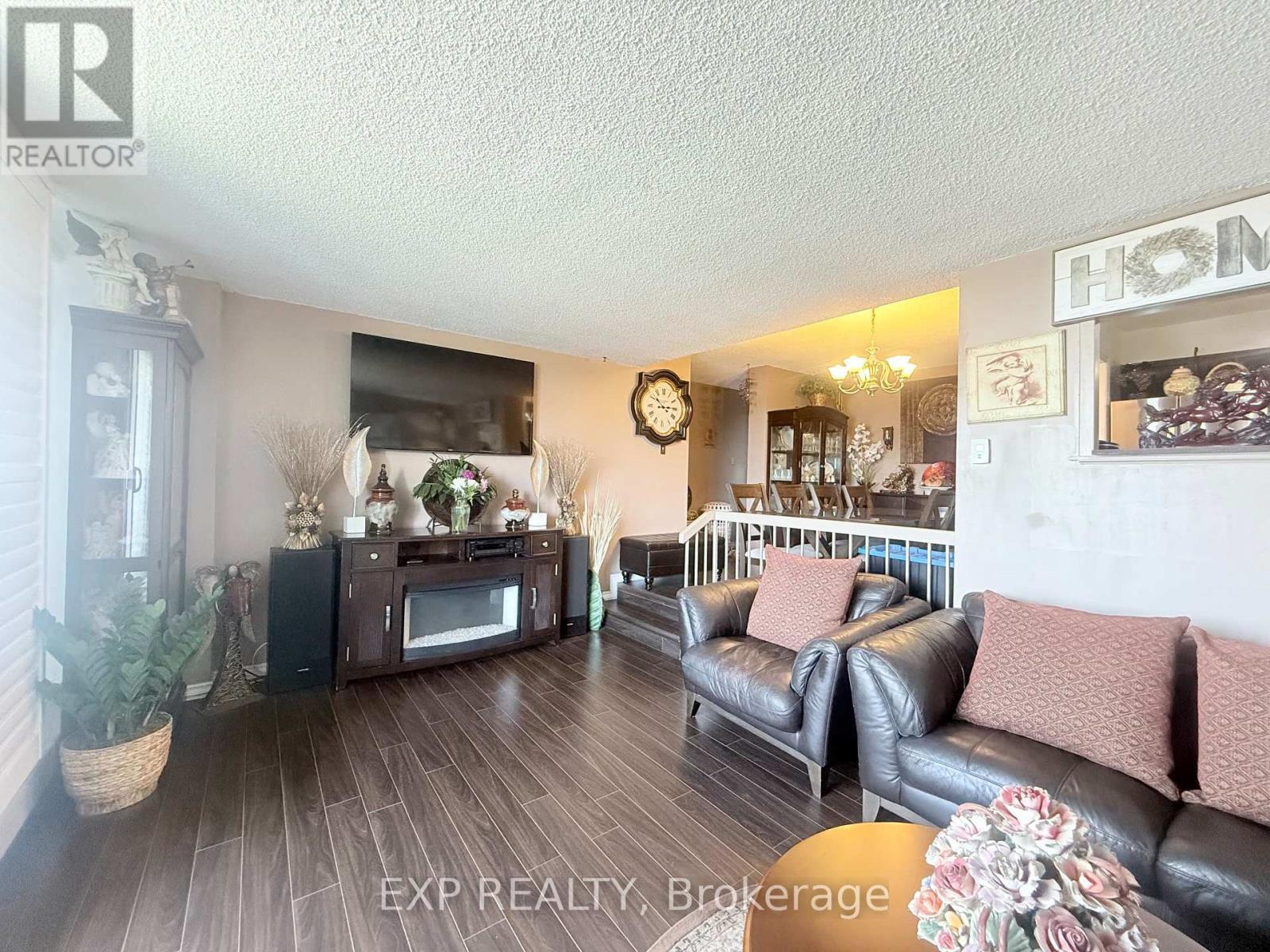 1009 - 5 San Romano Way, Toronto, ON - Indoor Photo Showing Living Room