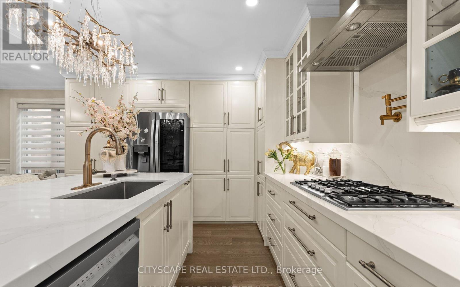 1270 Saginaw Crescent, Mississauga, ON - Indoor Photo Showing Kitchen With Upgraded Kitchen