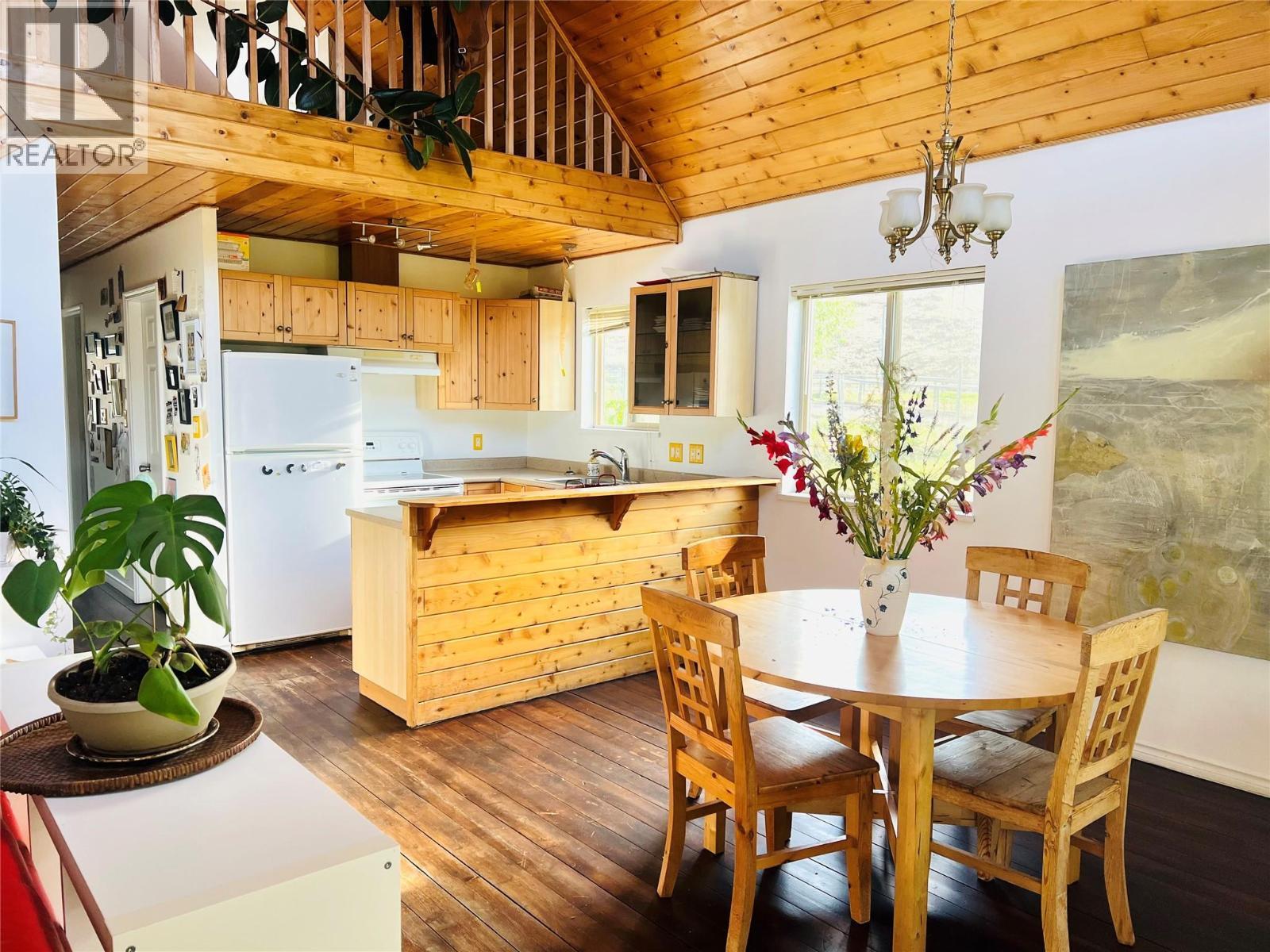 6219 Sundown Road, Kamloops, BC - Indoor Photo Showing Dining Room