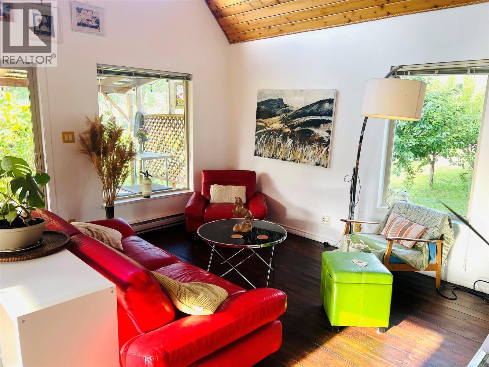 6219 Sundown Road, Kamloops, BC - Indoor Photo Showing Living Room