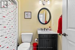 Upper Level 4 piece bathroom -