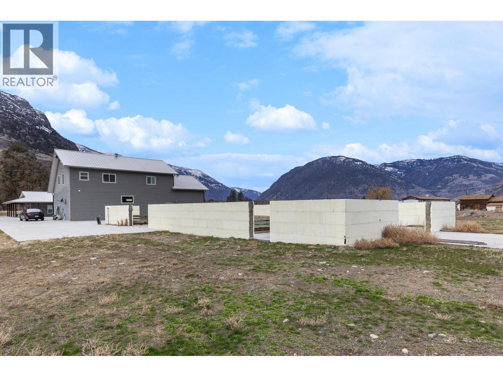 2338 Hwy 3, Cawston, BC - Outdoor