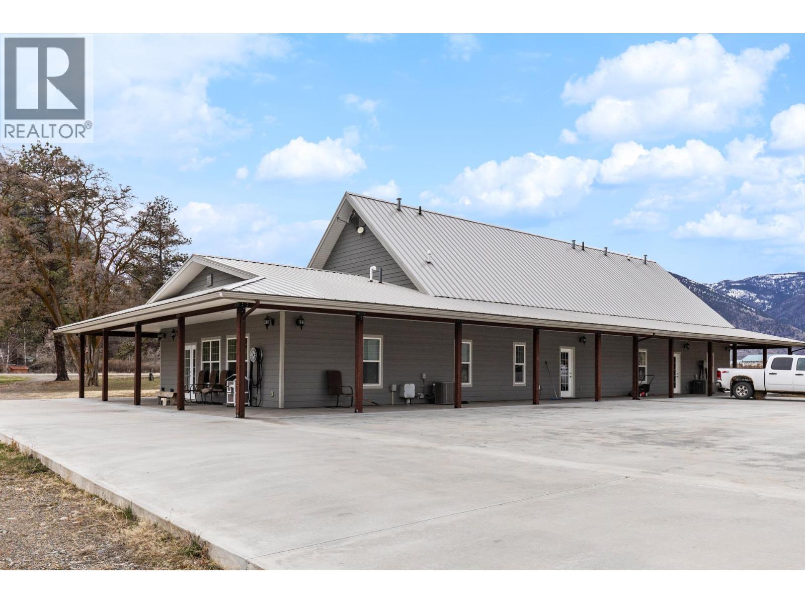 2338 Hwy 3, Cawston, BC - Outdoor