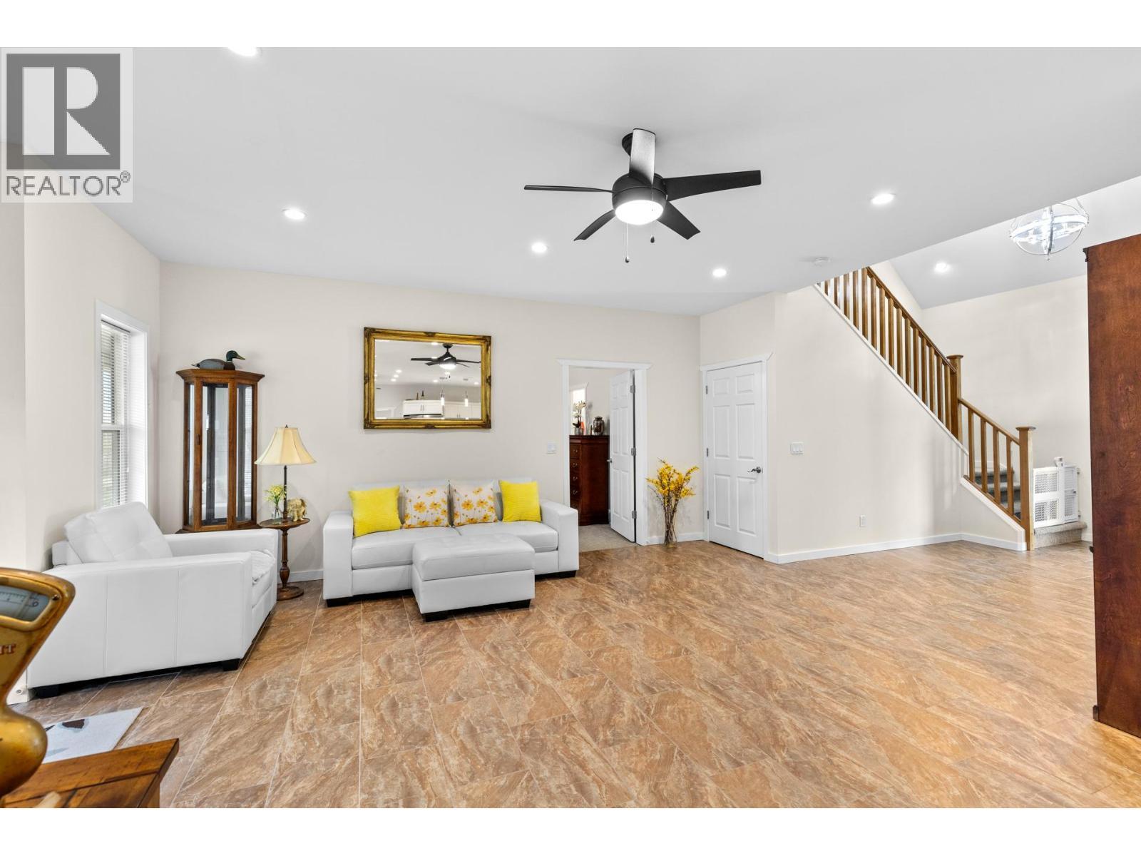 2338 Hwy 3, Cawston, BC - Indoor Photo Showing Living Room