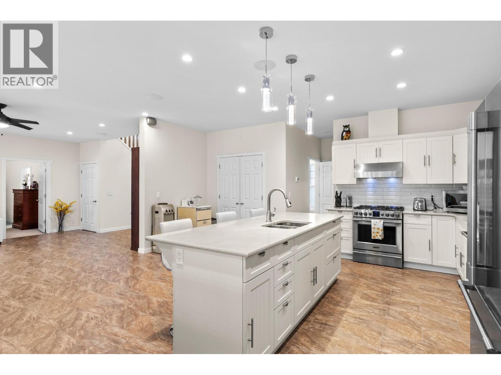 2338 Hwy 3, Cawston, BC - Indoor Photo Showing Kitchen With Upgraded Kitchen