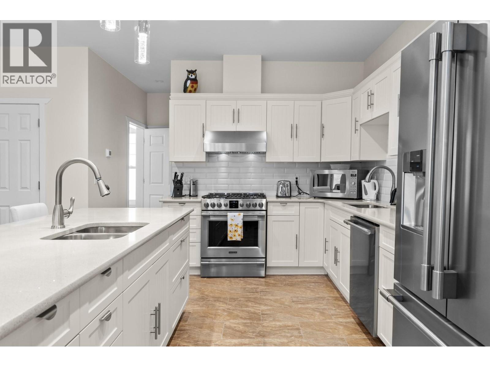 2338 Hwy 3, Cawston, BC - Indoor Photo Showing Kitchen With Double Sink With Upgraded Kitchen