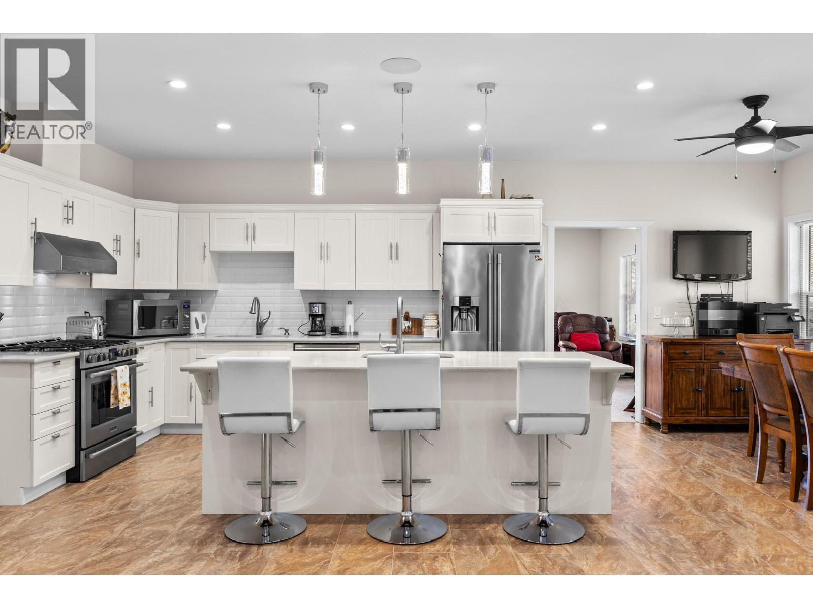 2338 Hwy 3, Cawston, BC - Indoor Photo Showing Kitchen With Upgraded Kitchen