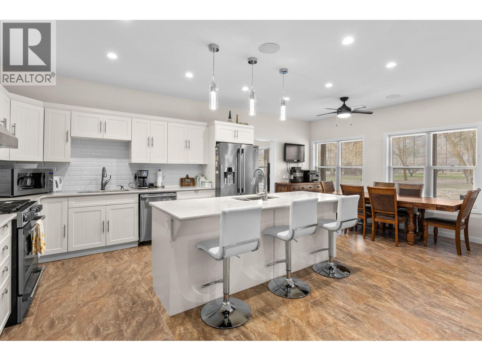 2338 Hwy 3, Cawston, BC - Indoor Photo Showing Kitchen With Upgraded Kitchen