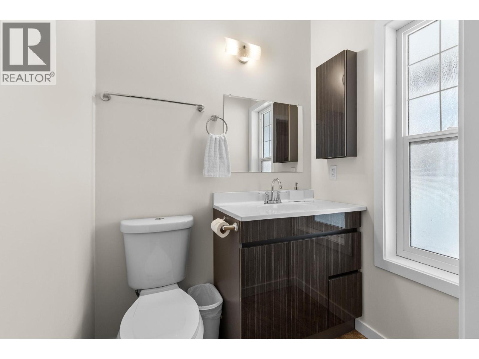 2338 Hwy 3, Cawston, BC - Indoor Photo Showing Bathroom