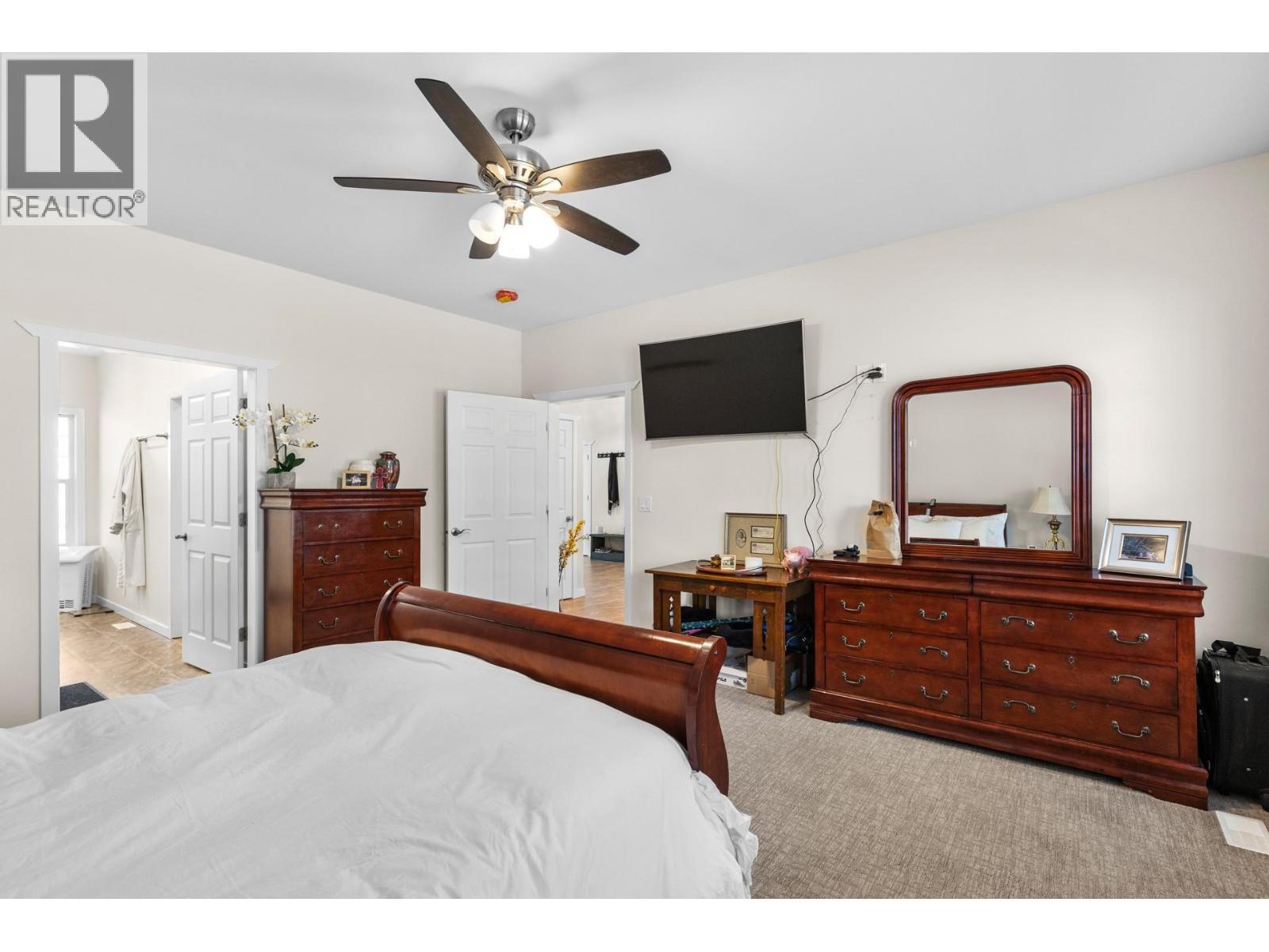 2338 Hwy 3, Cawston, BC - Indoor Photo Showing Bedroom