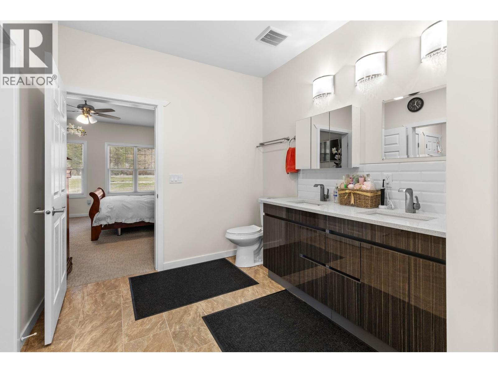 2338 Hwy 3, Cawston, BC - Indoor Photo Showing Bathroom