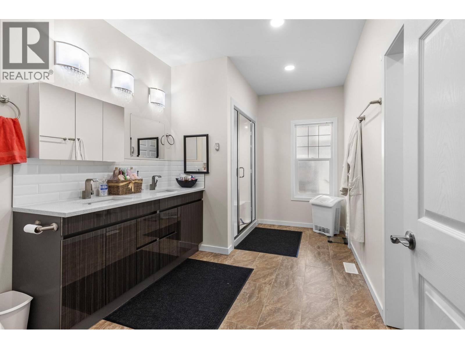 2338 Hwy 3, Cawston, BC - Indoor