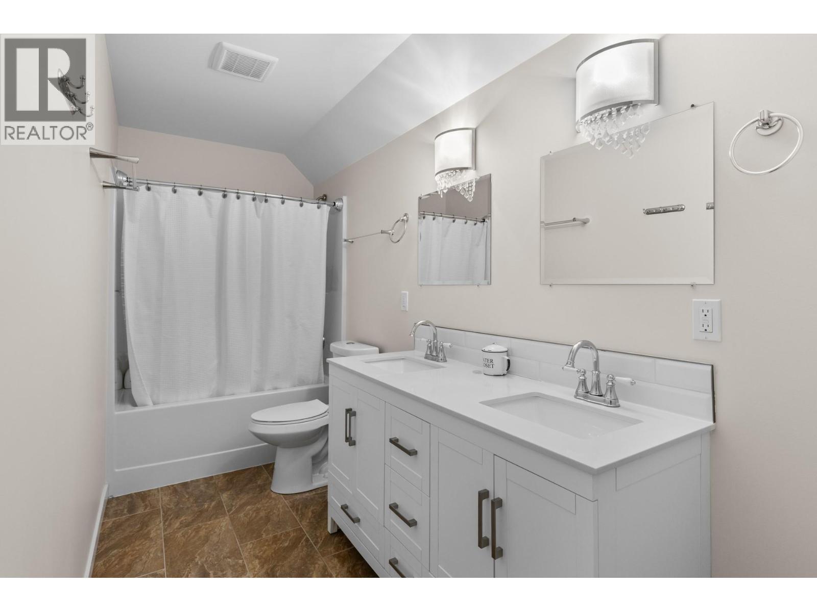2338 Hwy 3, Cawston, BC - Indoor Photo Showing Bathroom