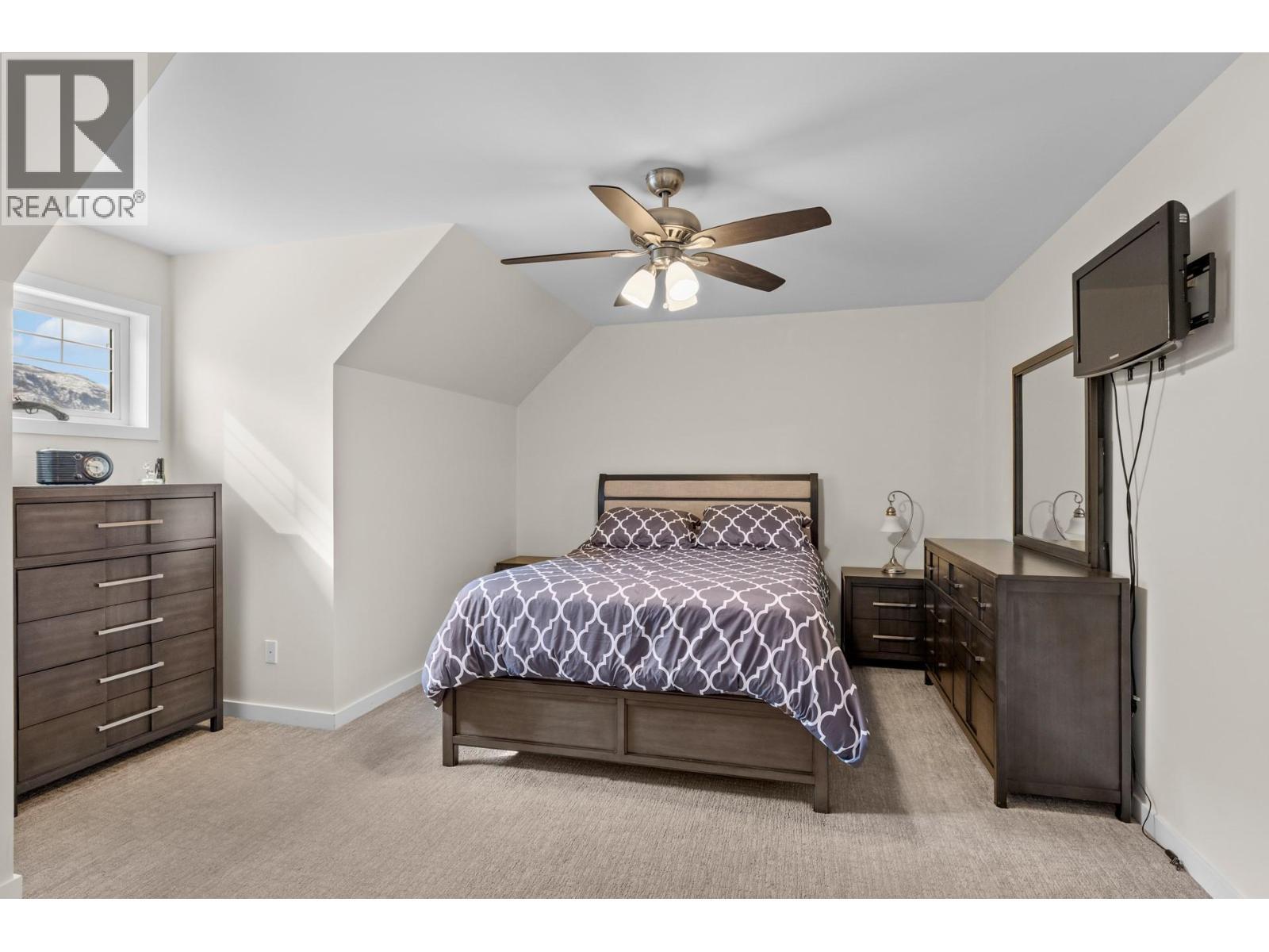 2338 Hwy 3, Cawston, BC - Indoor Photo Showing Bedroom