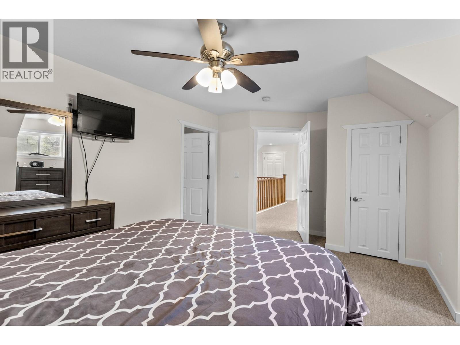 2338 Hwy 3, Cawston, BC - Indoor Photo Showing Bedroom
