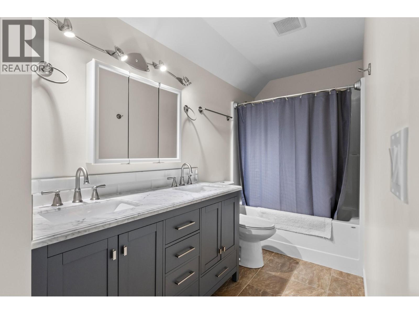 2338 Hwy 3, Cawston, BC - Indoor Photo Showing Bathroom