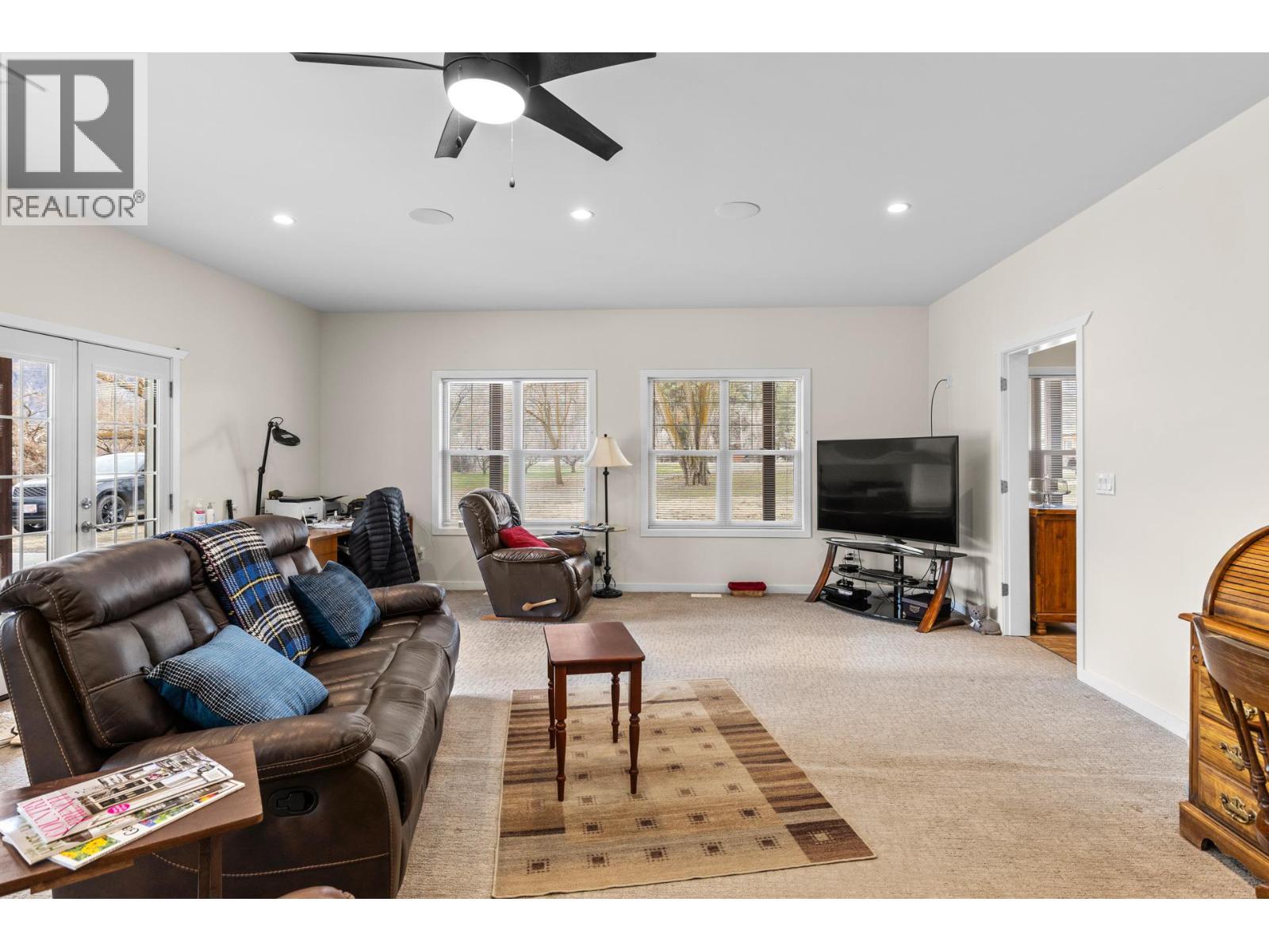 2338 Hwy 3, Cawston, BC - Indoor Photo Showing Living Room