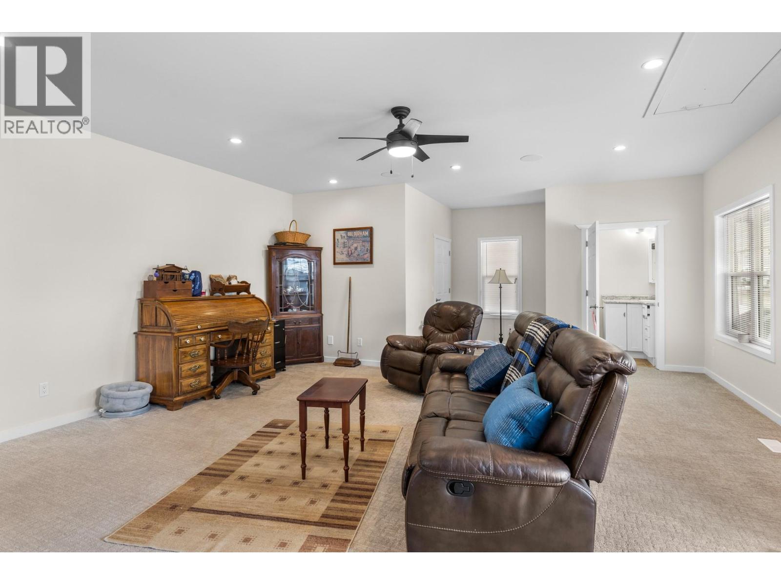 2338 Hwy 3, Cawston, BC - Indoor Photo Showing Living Room