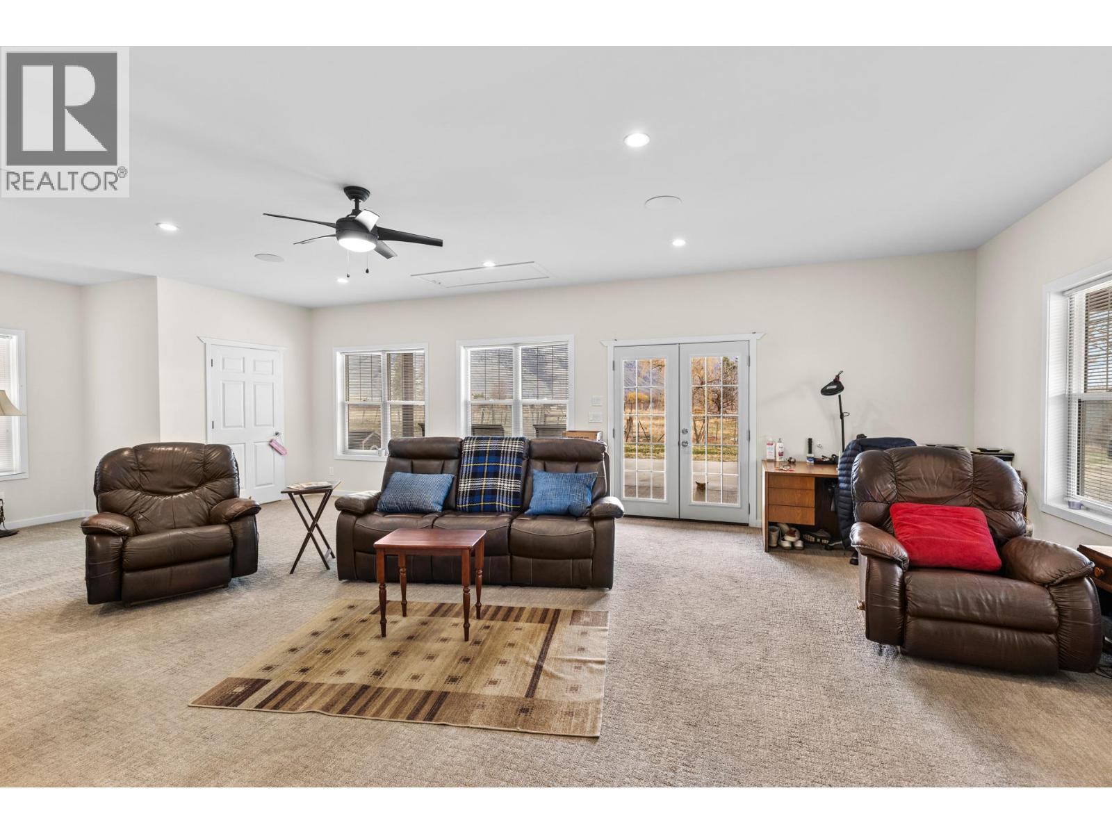 2338 Hwy 3, Cawston, BC - Indoor Photo Showing Living Room