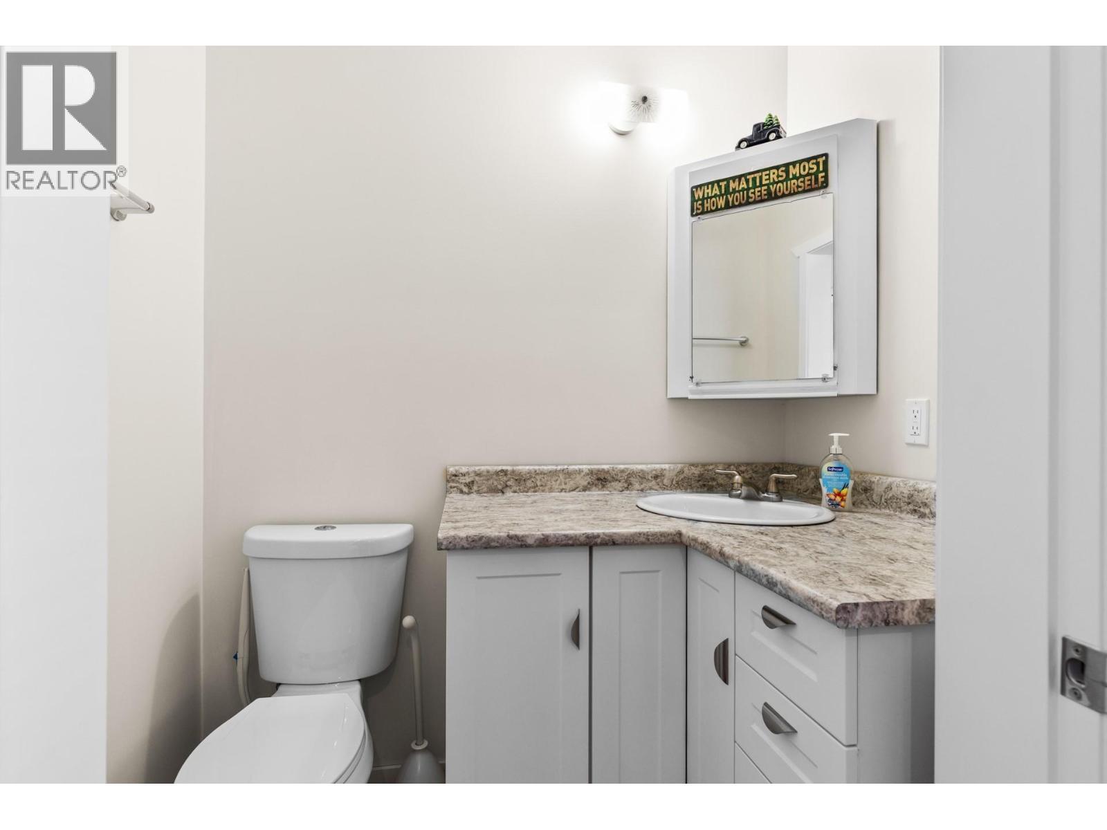 2338 Hwy 3, Cawston, BC - Indoor Photo Showing Bathroom