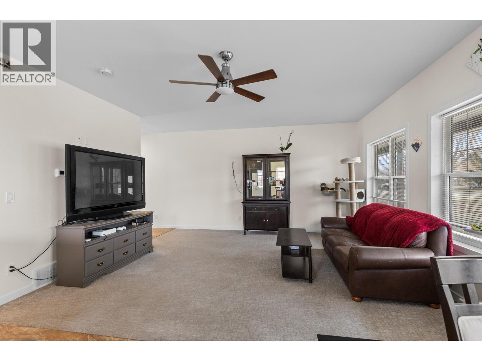 2338 Hwy 3, Cawston, BC - Indoor Photo Showing Living Room