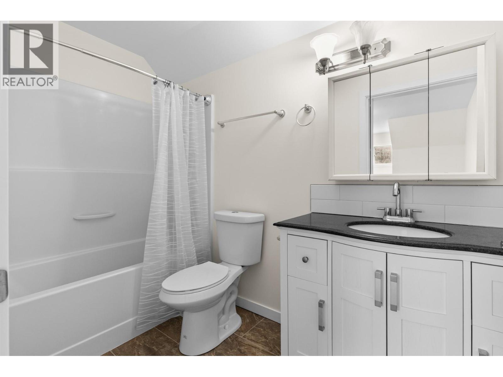 2338 Hwy 3, Cawston, BC - Indoor Photo Showing Bathroom