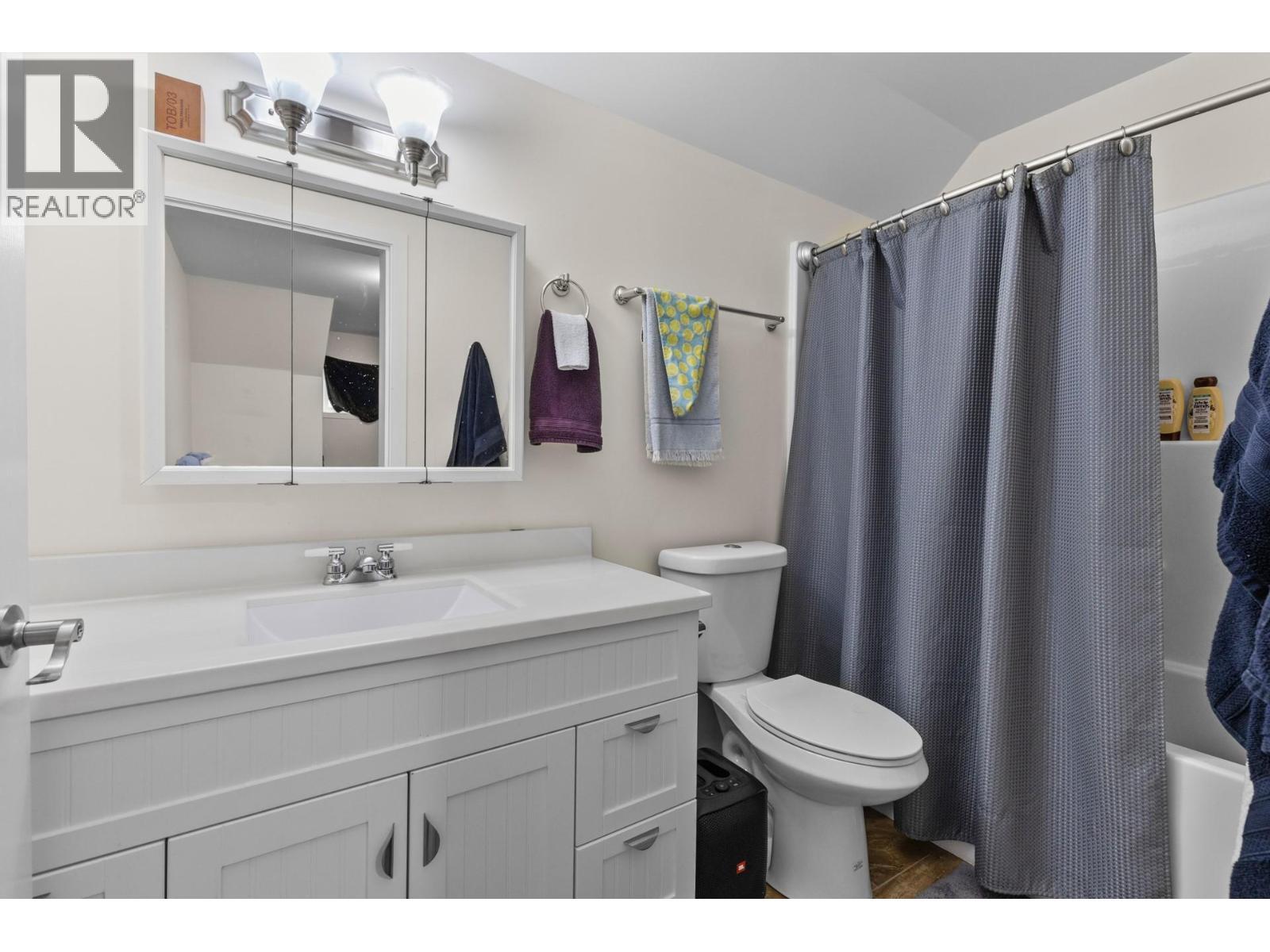 2338 Hwy 3, Cawston, BC - Indoor Photo Showing Bathroom