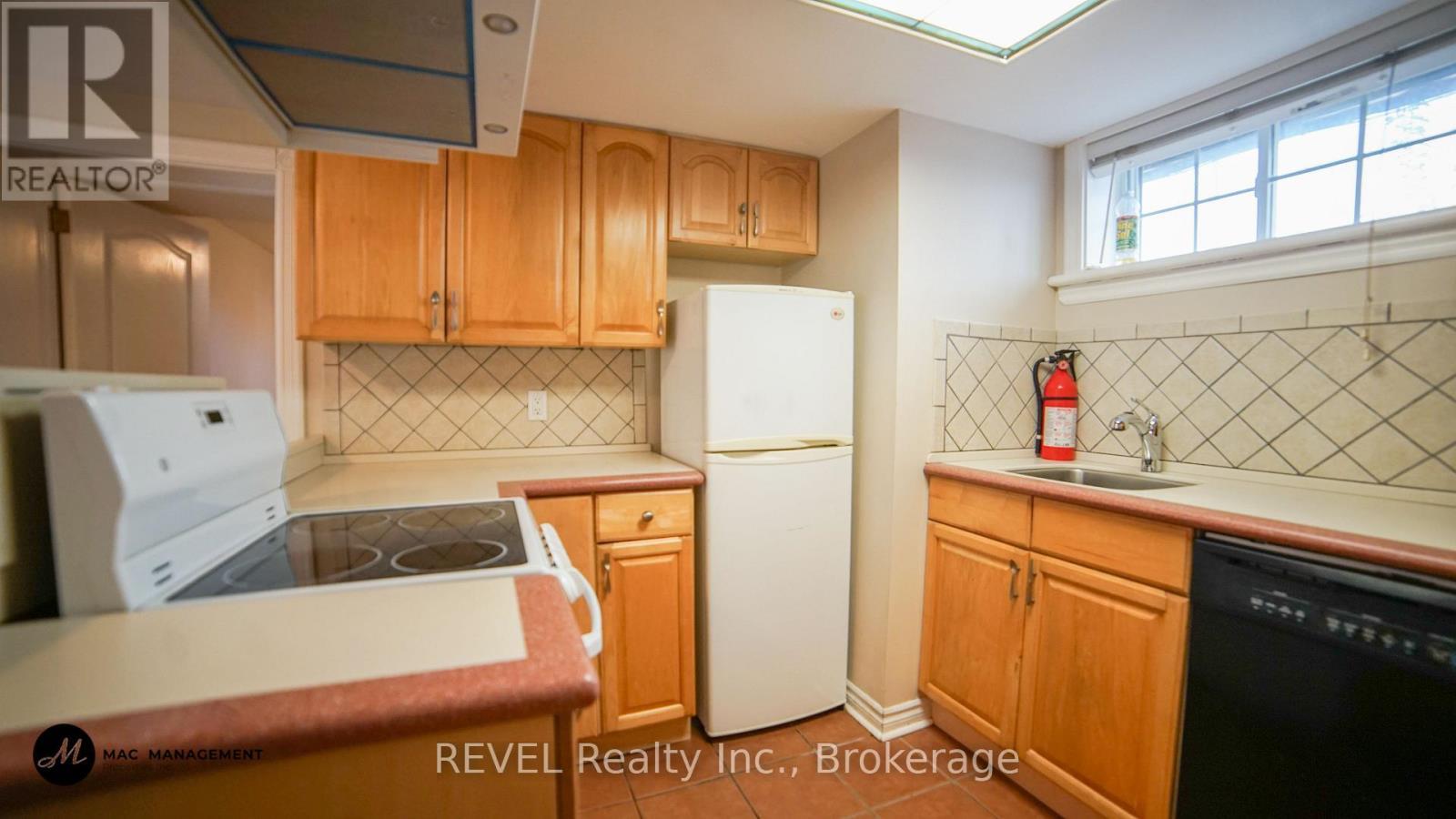 Lower - 31 Philip Street, St. Catharines (Oakdale), ON - Indoor Photo Showing Kitchen