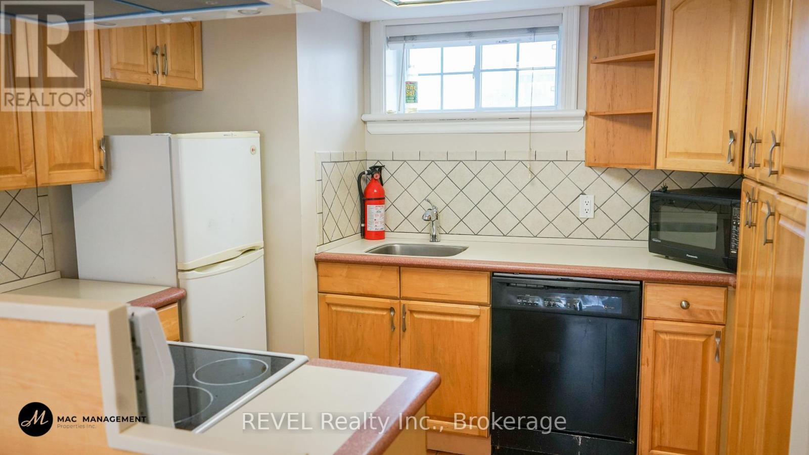 Lower - 31 Philip Street, St. Catharines (Oakdale), ON - Indoor Photo Showing Kitchen
