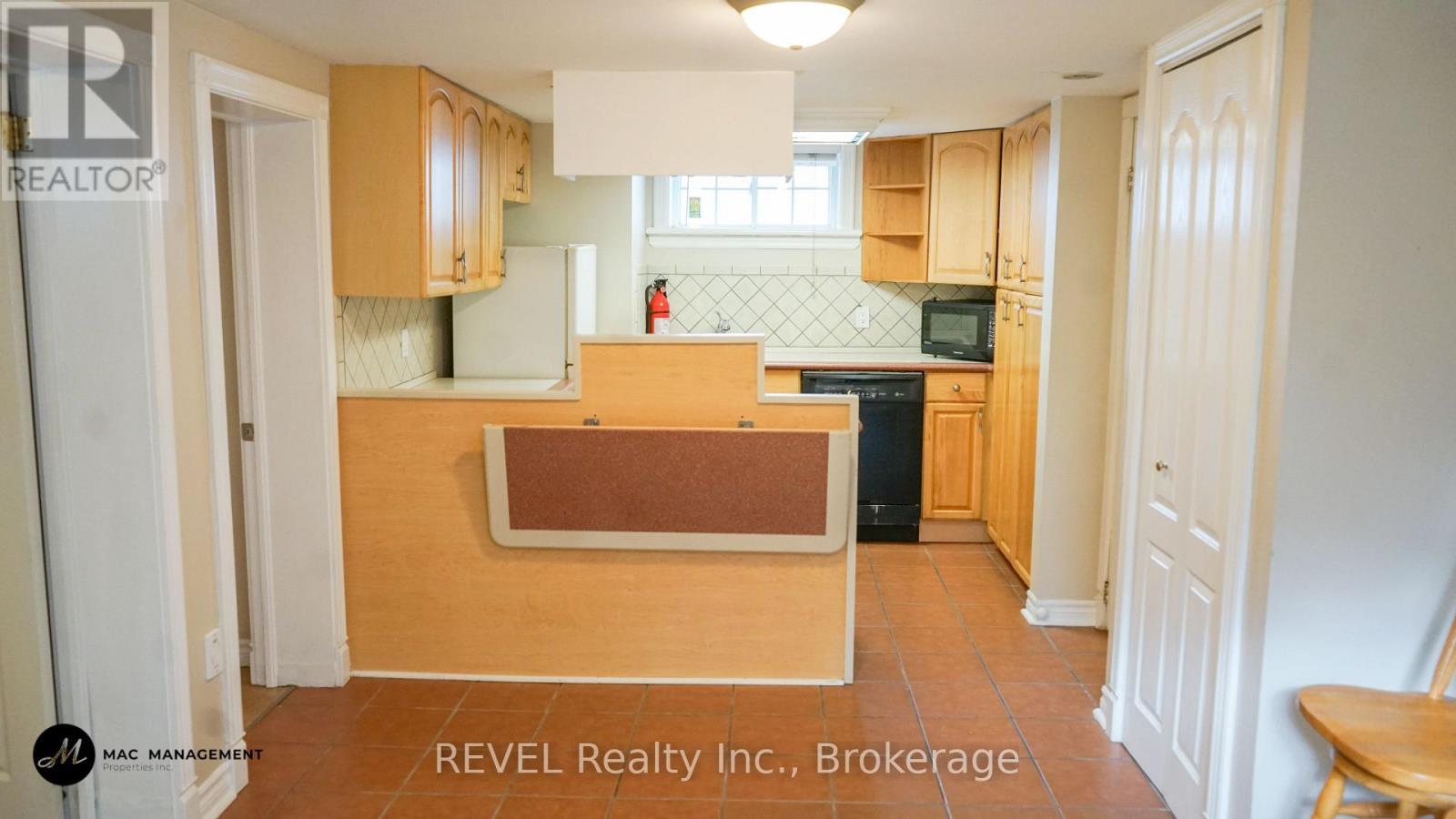 Lower - 31 Philip Street, St. Catharines (Oakdale), ON - Indoor Photo Showing Kitchen