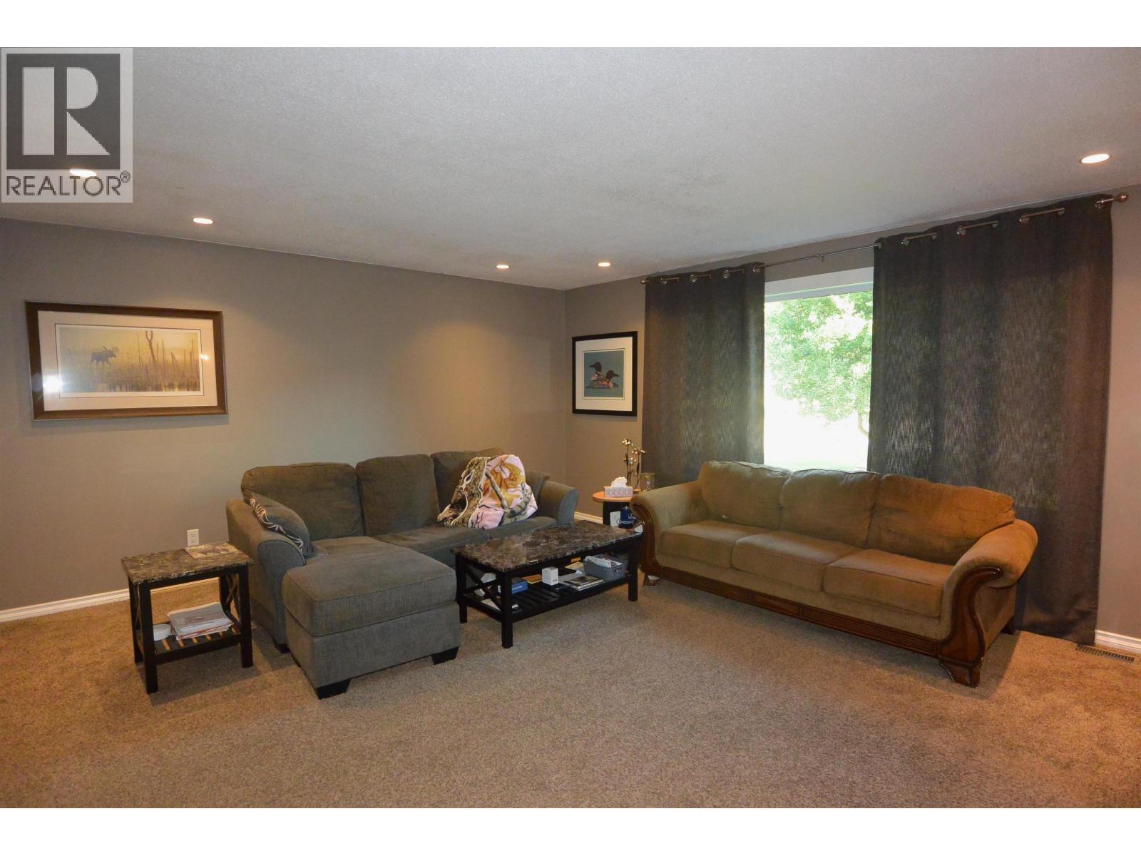 3020 Nadina Way, Houston, BC - Indoor Photo Showing Living Room