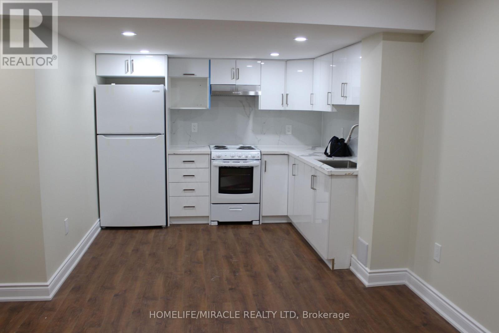 B - 323 Falling Green Crescent, Kitchener, ON - Indoor Photo Showing Kitchen