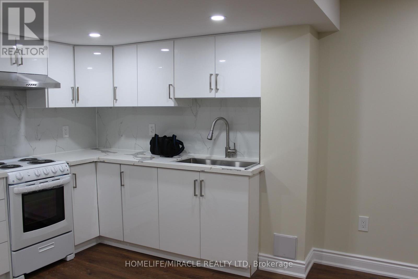 B - 323 Falling Green Crescent, Kitchener, ON - Indoor Photo Showing Kitchen
