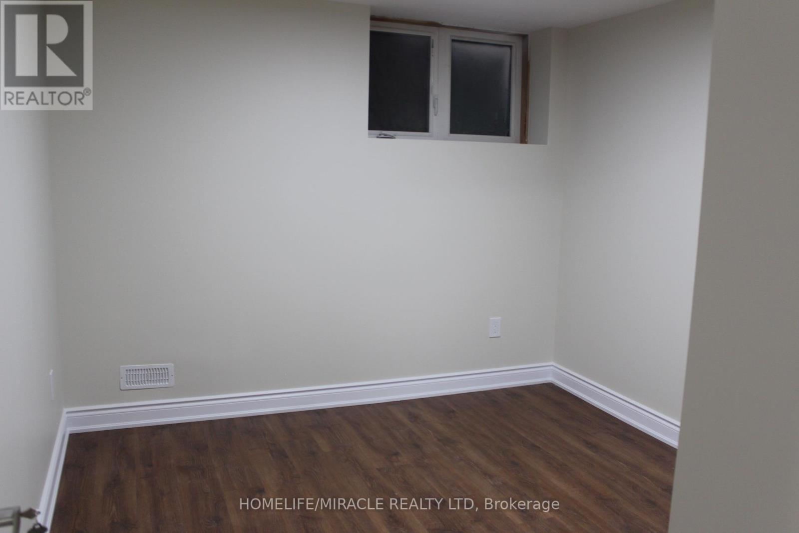 B - 323 Falling Green Crescent, Kitchener, ON - Indoor Photo Showing Other Room