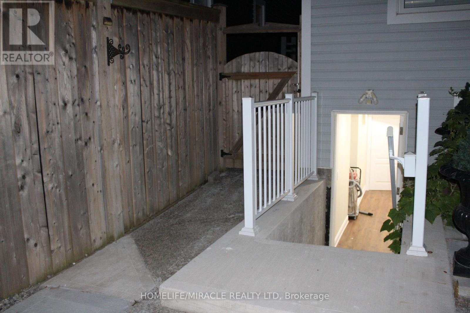 B - 323 Falling Green Crescent, Kitchener, ON - Outdoor With Exterior