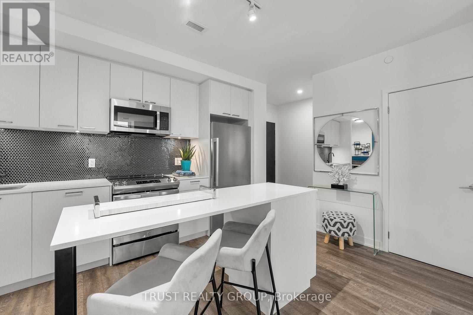 1102 - 1808 St. Clair Avenue W, Toronto, ON - Indoor Photo Showing Kitchen With Upgraded Kitchen